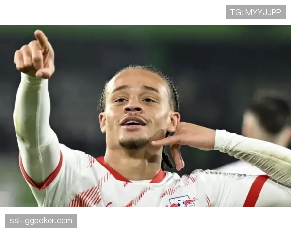 特写:莱比锡前锋西蒙斯回追80米完成防守,赢得主场球迷掌声